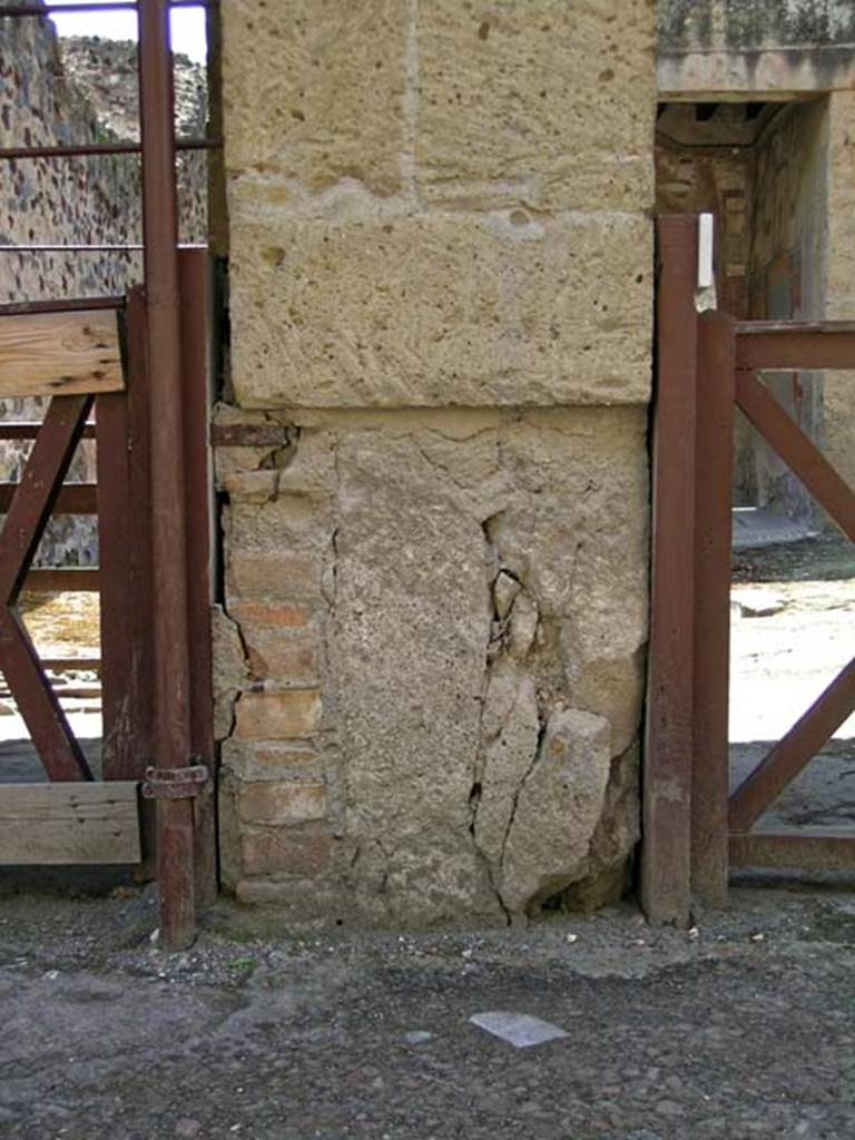 VI.16, on left and VI.17, on right, Herculaneum. May 2004.
Detail of lower portion of pilaster between the two doorways. Photo courtesy of Nicolas Monteix.